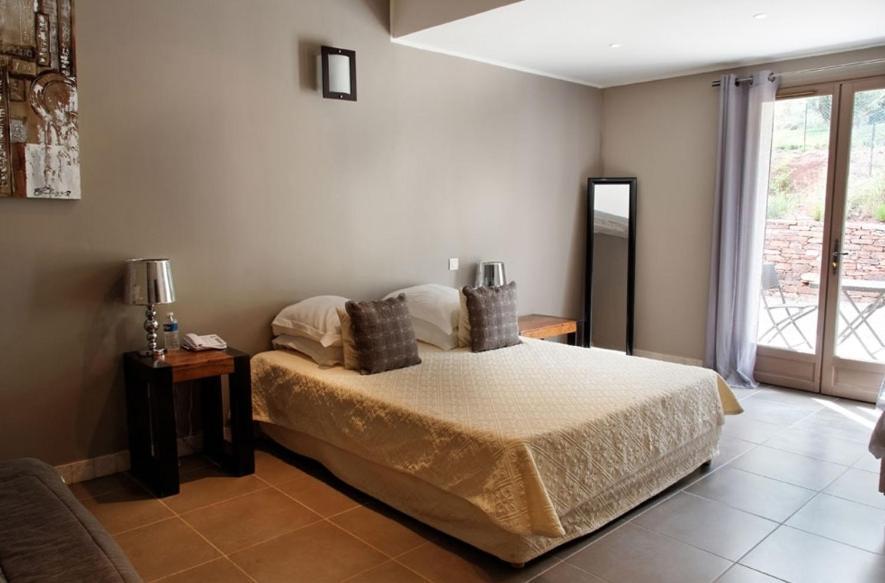 l'Hotellerie Kouros Cuers Zimmer foto